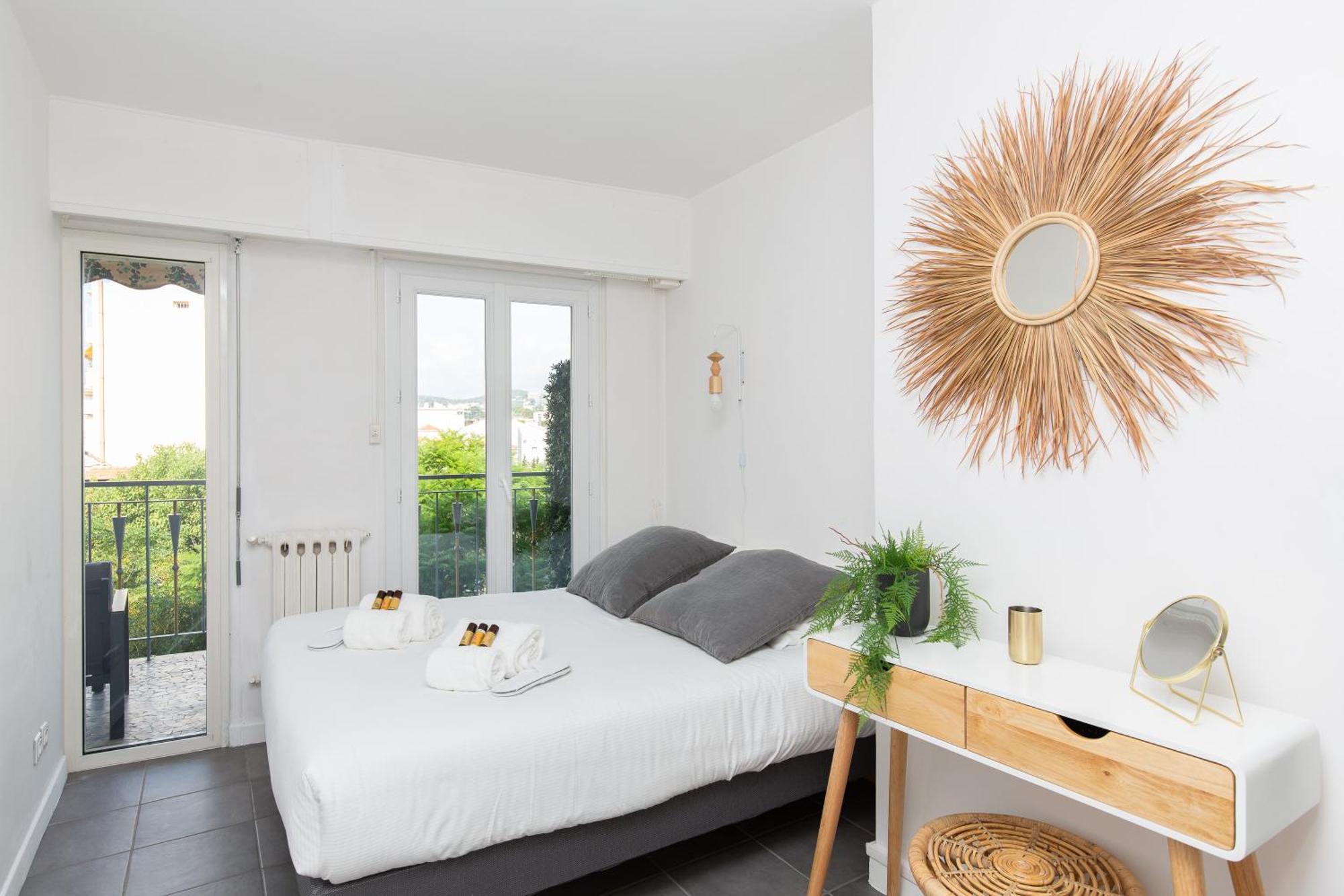 Hekla Yourhosthelper Cannes